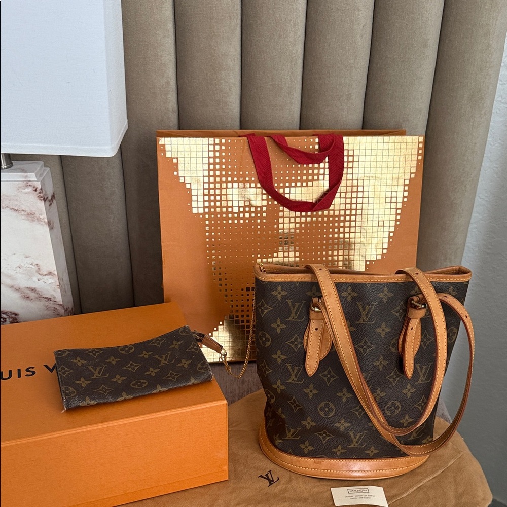 Authentic Louis Vuitton monogram bucket with chained wallet